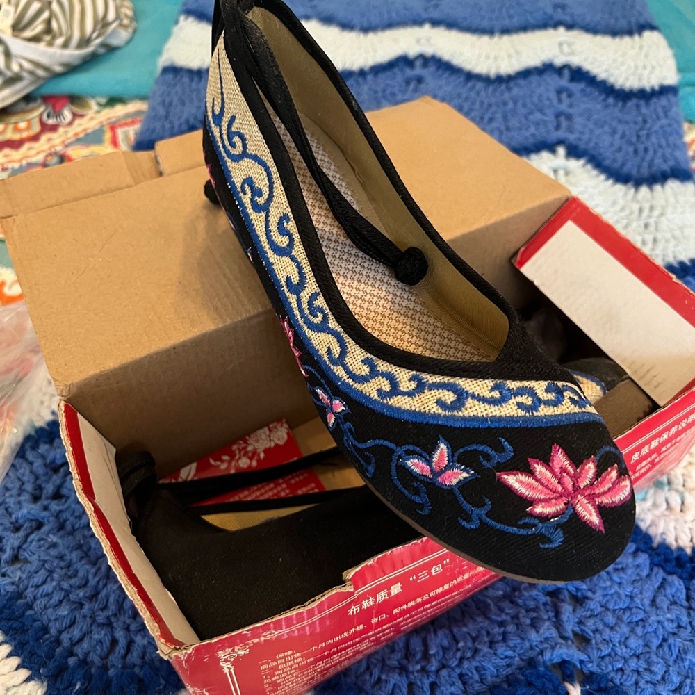 Embroidered Floral Black Canvas Flats - Unbranded